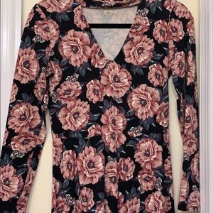Collar floral dress.